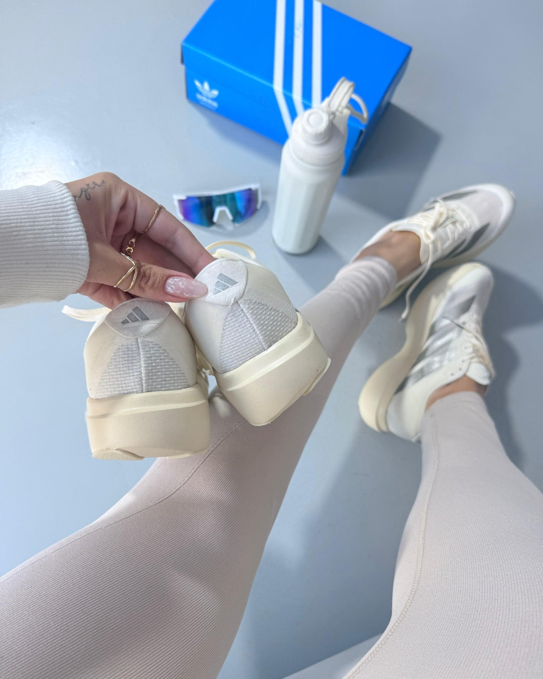 Tênis Esportivo Feminino Adizero Evo SL Off e Cinza