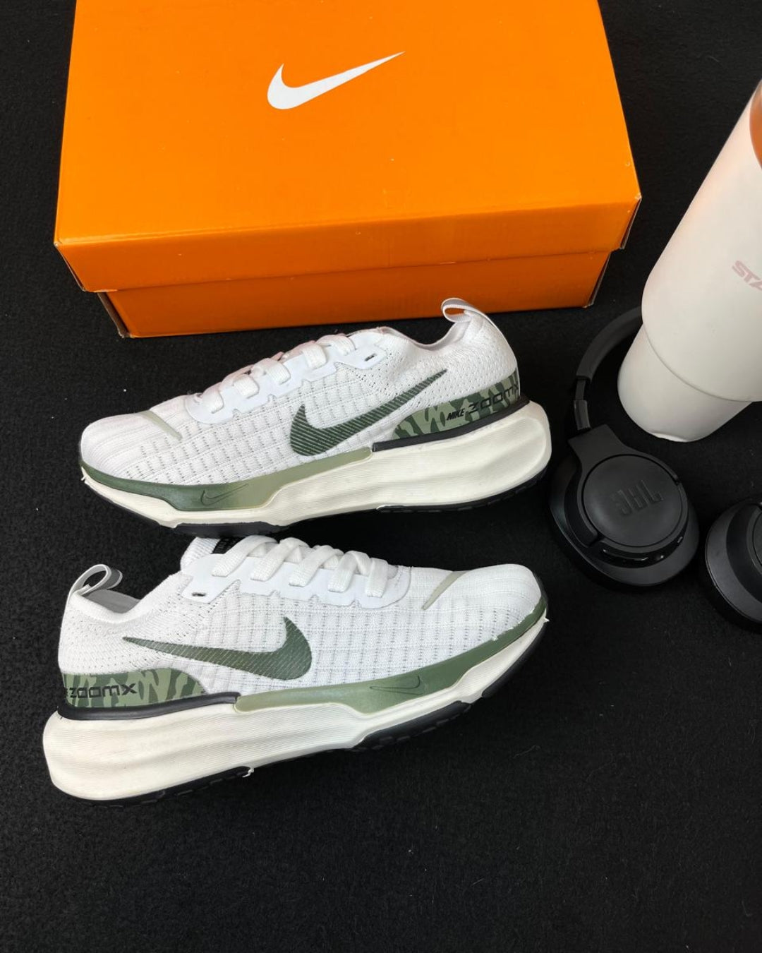 Tênis Esportivo Feminino Zoom X Invincible Run 3 Branco e Verde