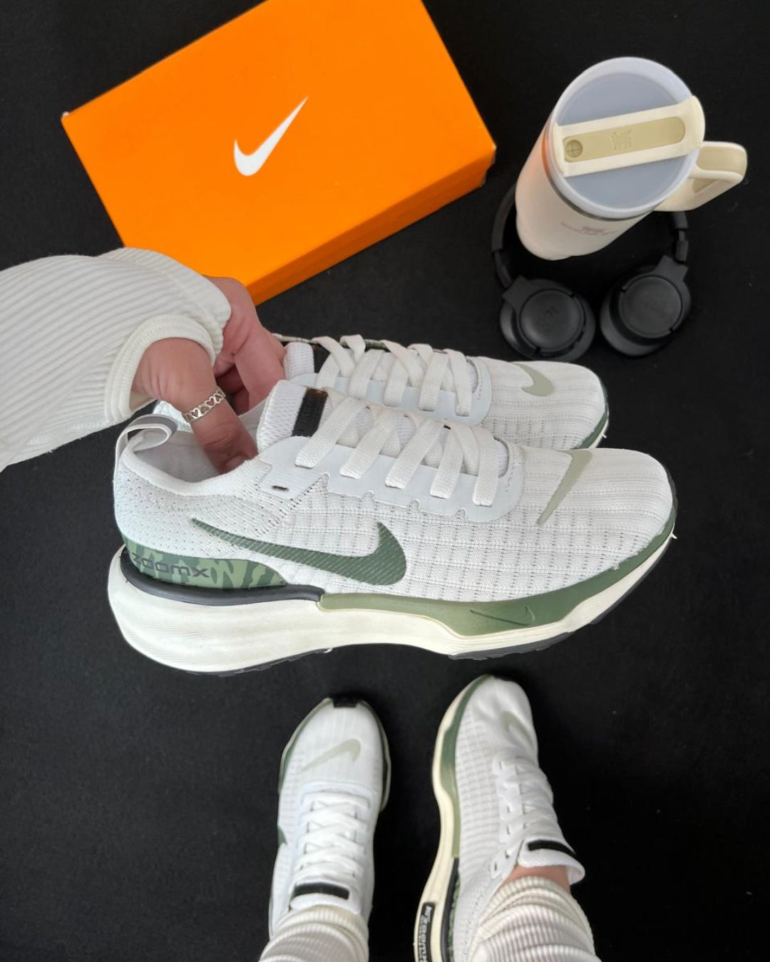 Tênis Esportivo Feminino Zoom X Invincible Run 3 Branco e Verde