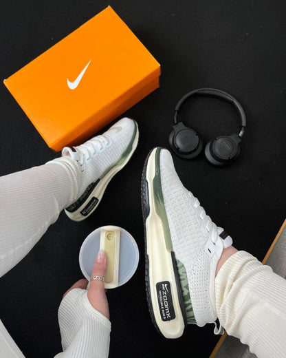 Tênis Esportivo Feminino Zoom X Invincible Run 3 Branco e Verde